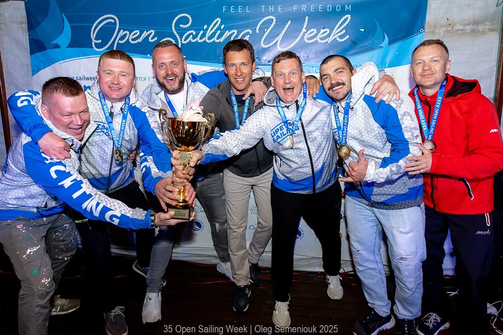 Экипаж-победитель с кубком на закрытии Open Sailing Week